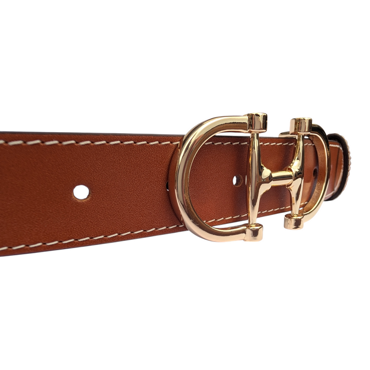Close-up of the Dublin chestnut leather belt buckle