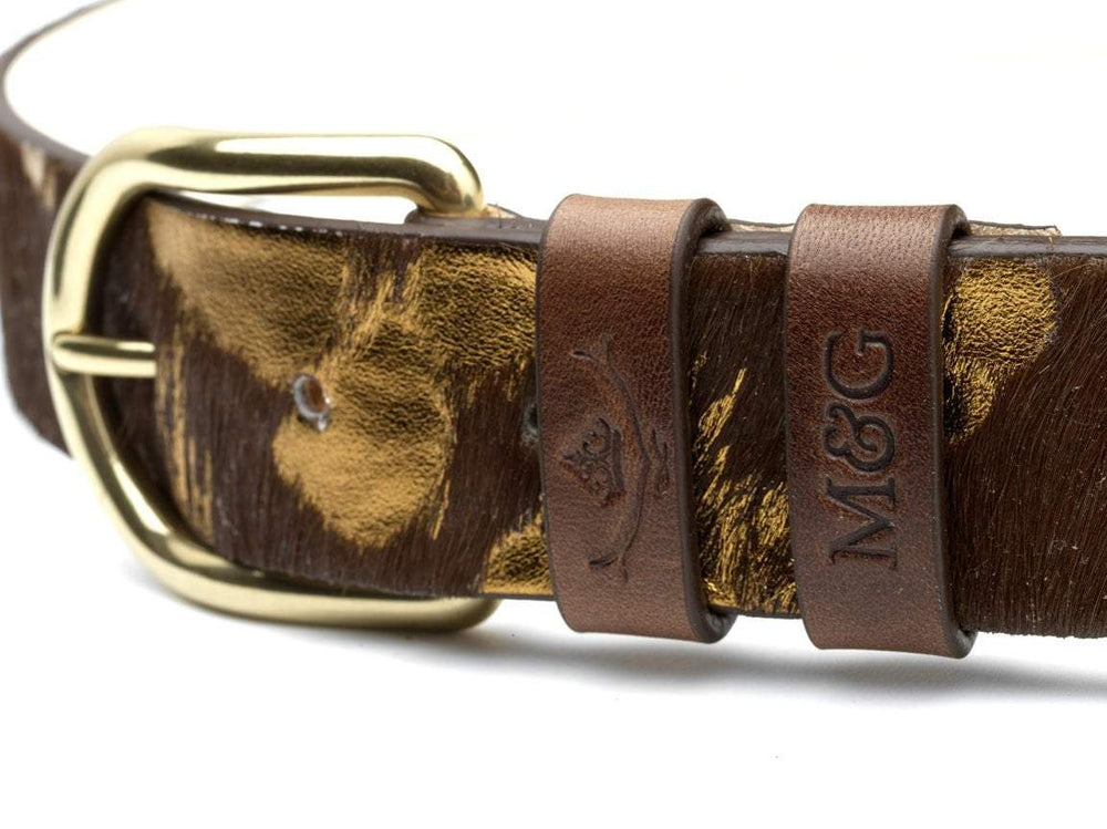 Close-up of the Tetbury Shine Edition buckle and gold-marked hide